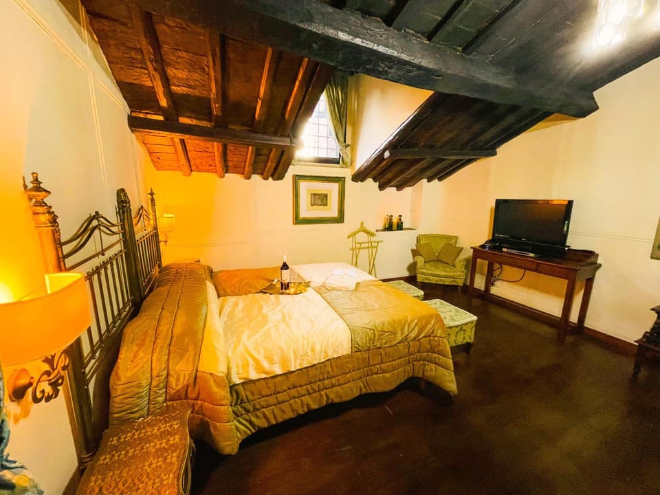 Bed, TV and multimedia, Photo of the whole room, Bedroom
