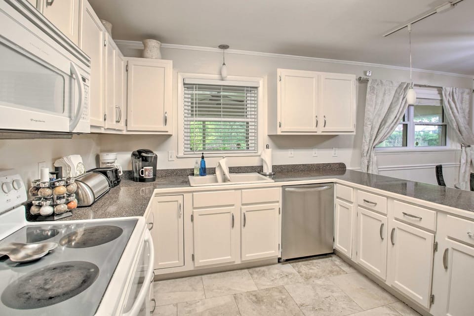 Huge Home! Close to All! Big Enclosed Yard! Park 6 House in Hot Springs