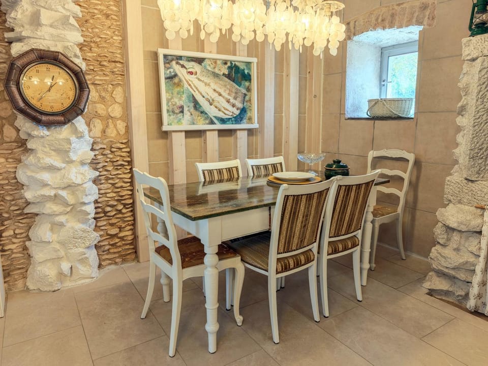 Seating area, Dining area