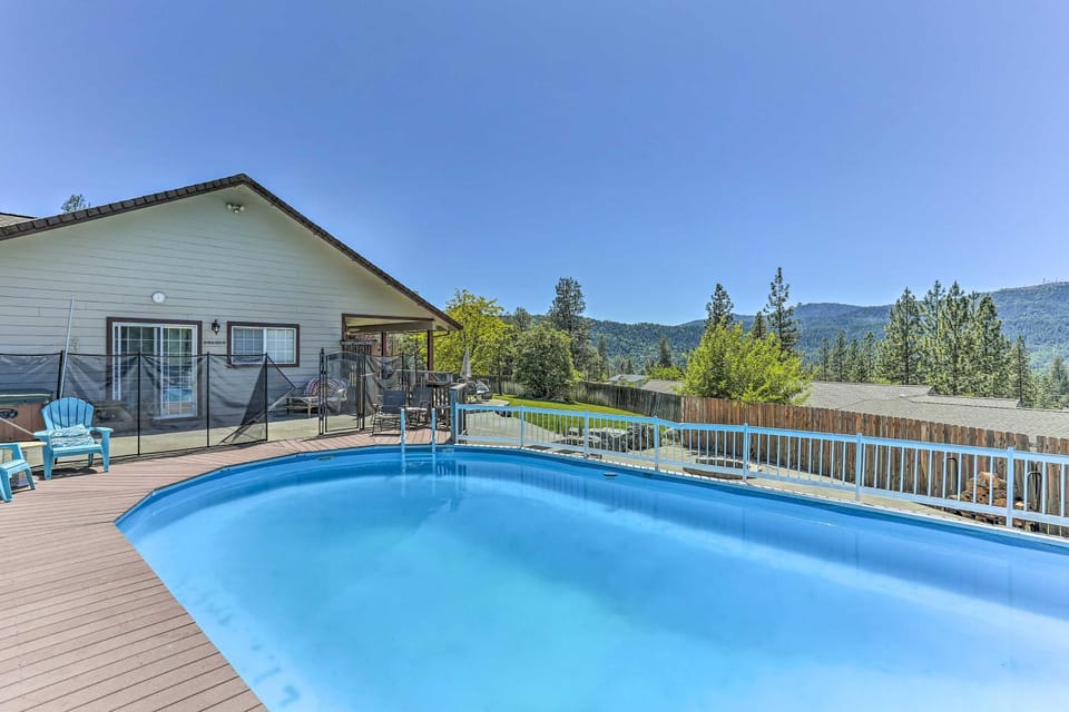 Private Pool & Game Room: Family Weaverville Gem House in California