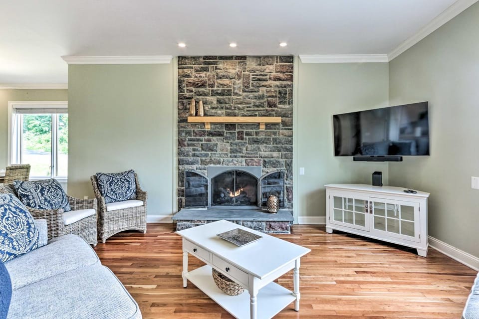 Walk to Lake: Middlefield Home w/ Fire Pit House in Wallingford