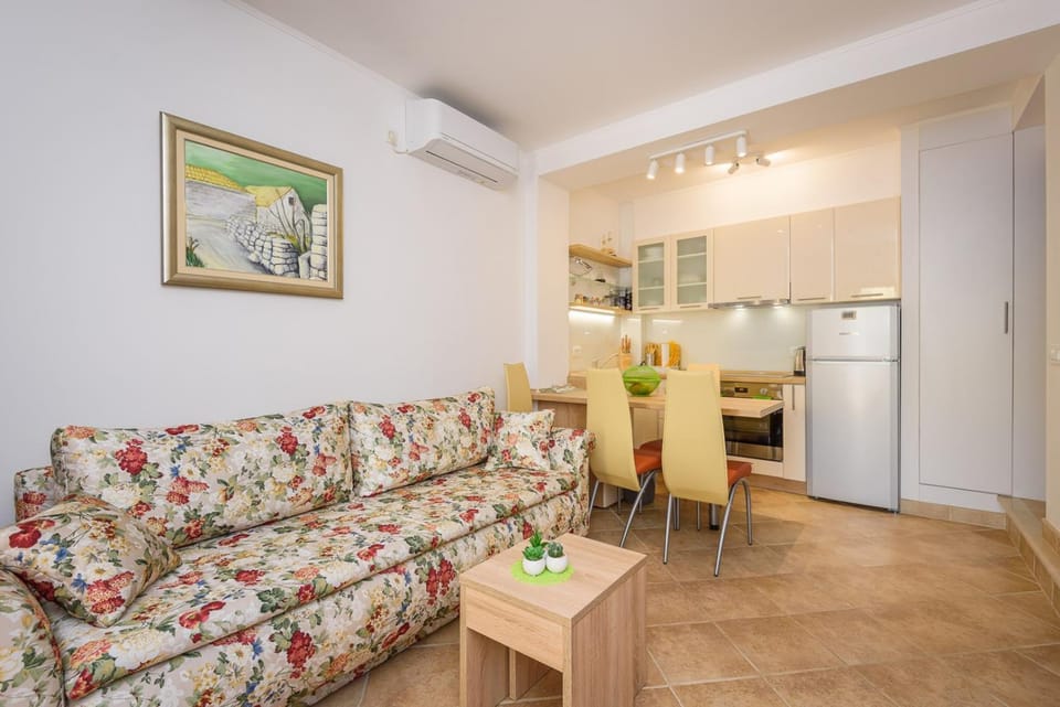 Property building, Living room, Seating area, Dining area, air conditioner