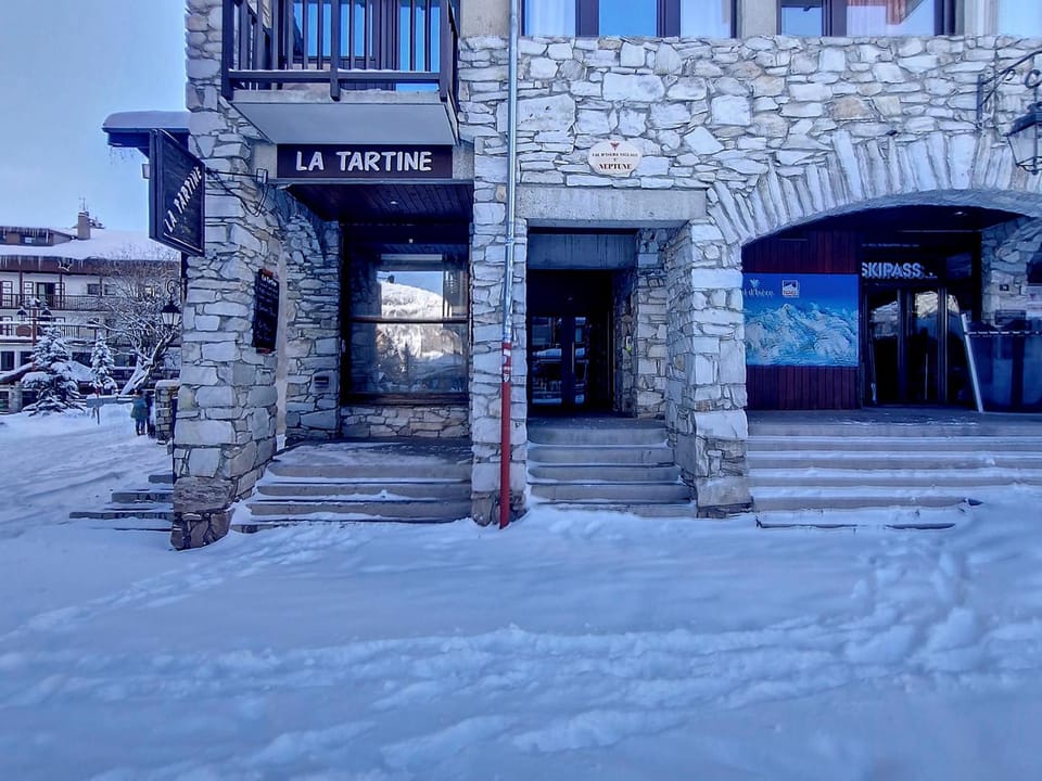 Cosy T2 Rénové, Centre Village, Ski aux Pieds à Val-d'Isère - FR-1-518-99 Apartment in Val dIsere