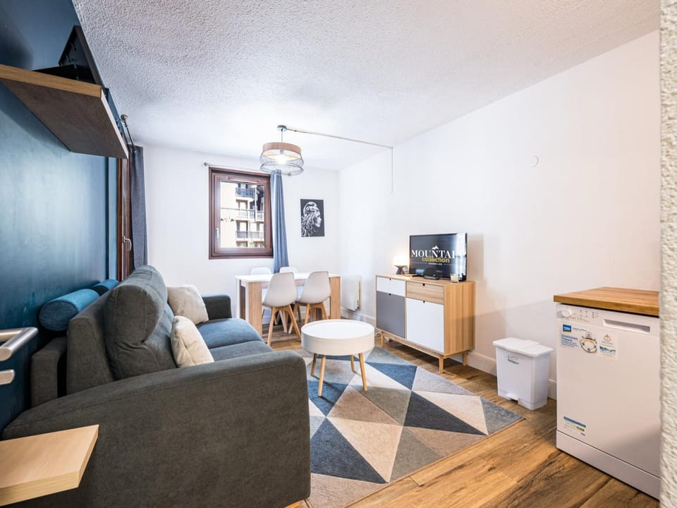 Cosy T2 Rénové, Centre Village, Ski aux Pieds à Val-d'Isère - FR-1-518-99 Apartment in Val dIsere