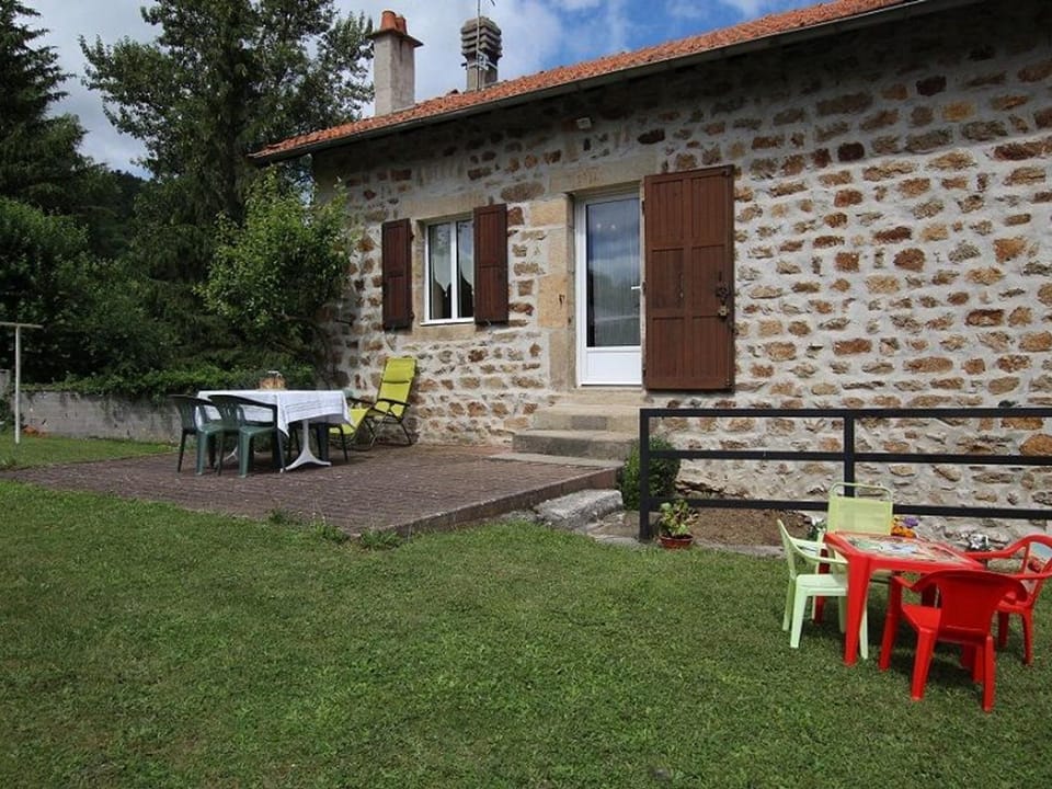 Charmante Maison Traditionnelle avec Jeux, Terrasse et Parking à Lantriac - FR-1-582-78 House in Auvergne-Rhône-Alpes