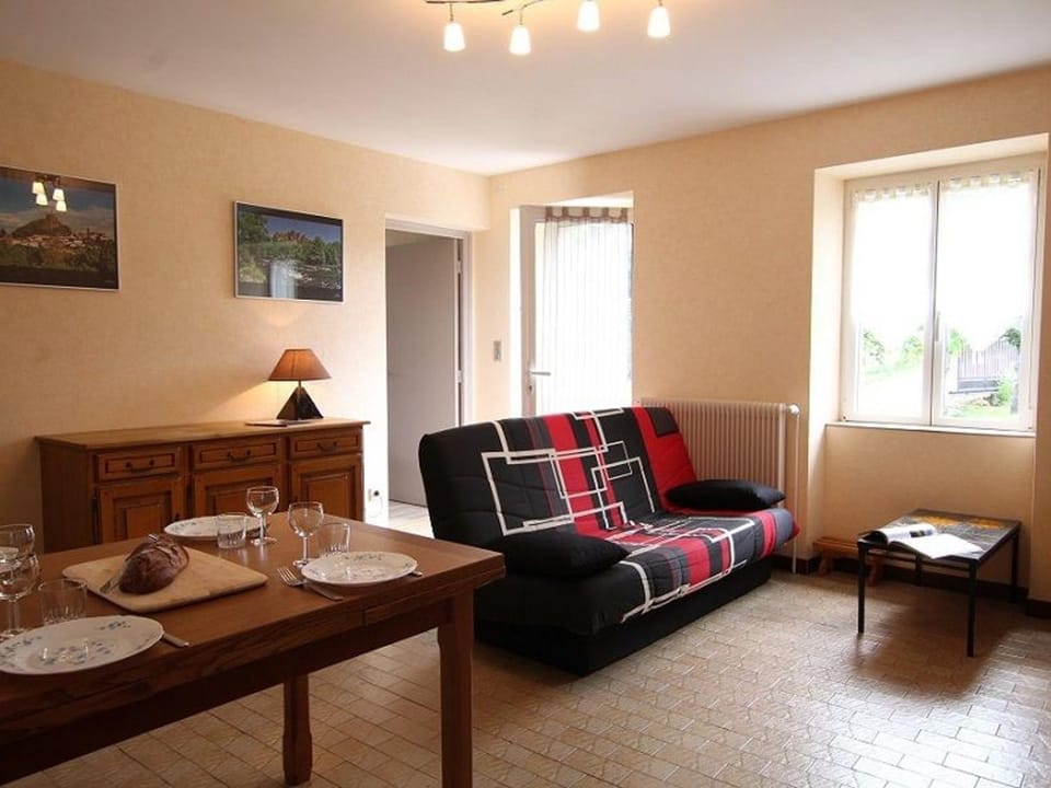 Charmante Maison Traditionnelle avec Jeux, Terrasse et Parking à Lantriac - FR-1-582-78 House in Auvergne-Rhône-Alpes