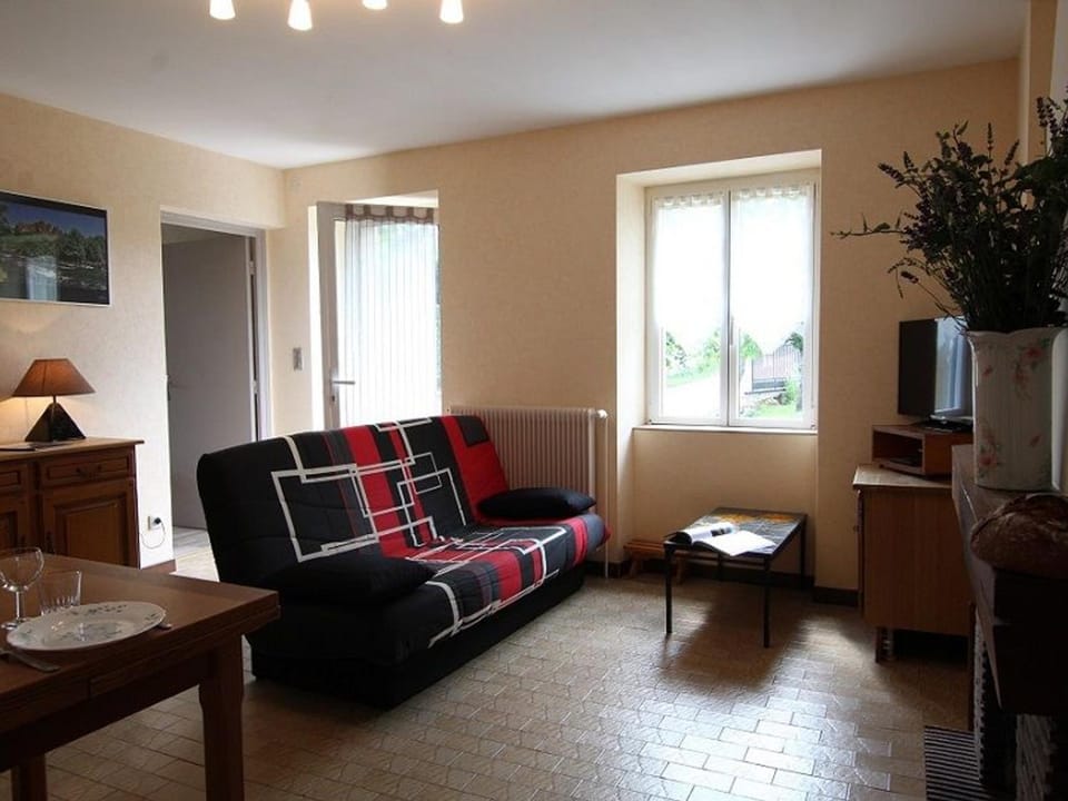 Charmante Maison Traditionnelle avec Jeux, Terrasse et Parking à Lantriac - FR-1-582-78 House in Auvergne-Rhône-Alpes