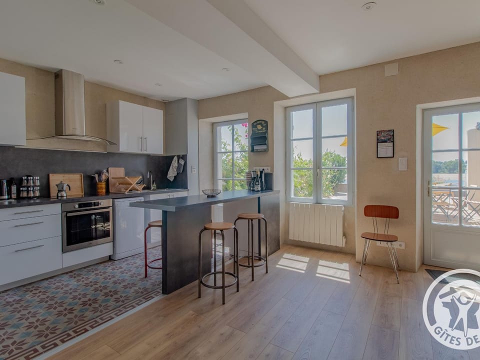 Maison Authentique sur 3 Niveaux avec Terrasse et Vue Loire - FR-1-622-38 House in Pays de la Loire