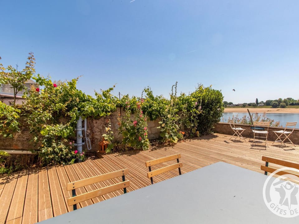 Maison Authentique sur 3 Niveaux avec Terrasse et Vue Loire - FR-1-622-38 House in Pays de la Loire