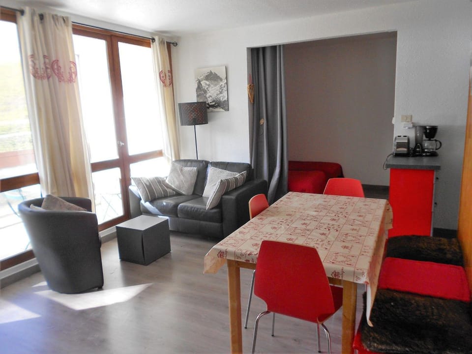 Appartement lumineux au centre avec balcon - FR-1-267-200 Apartment in Villarembert