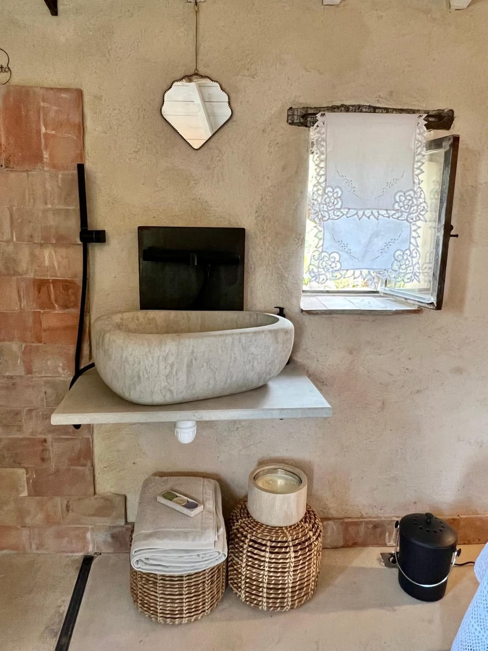 Cabanon bucolique face au Luberon Luxury tent in Lourmarin