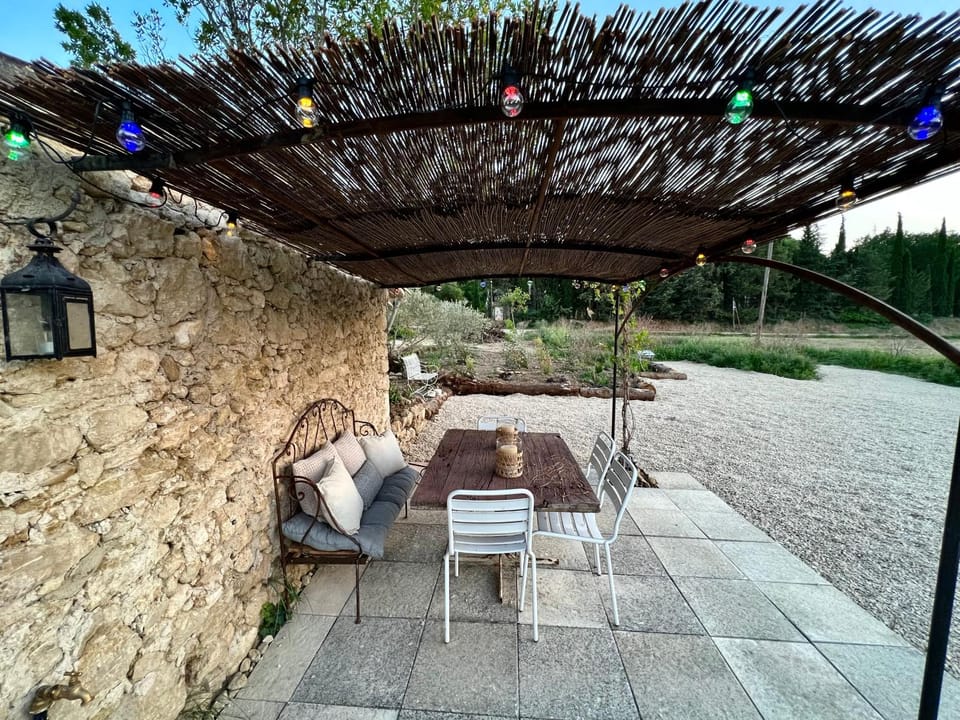 Cabanon bucolique face au Luberon Luxury tent in Lourmarin