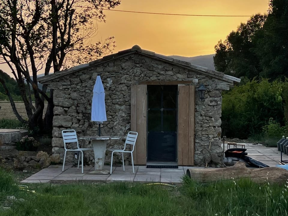 Cabanon bucolique face au Luberon Luxury tent in Lourmarin