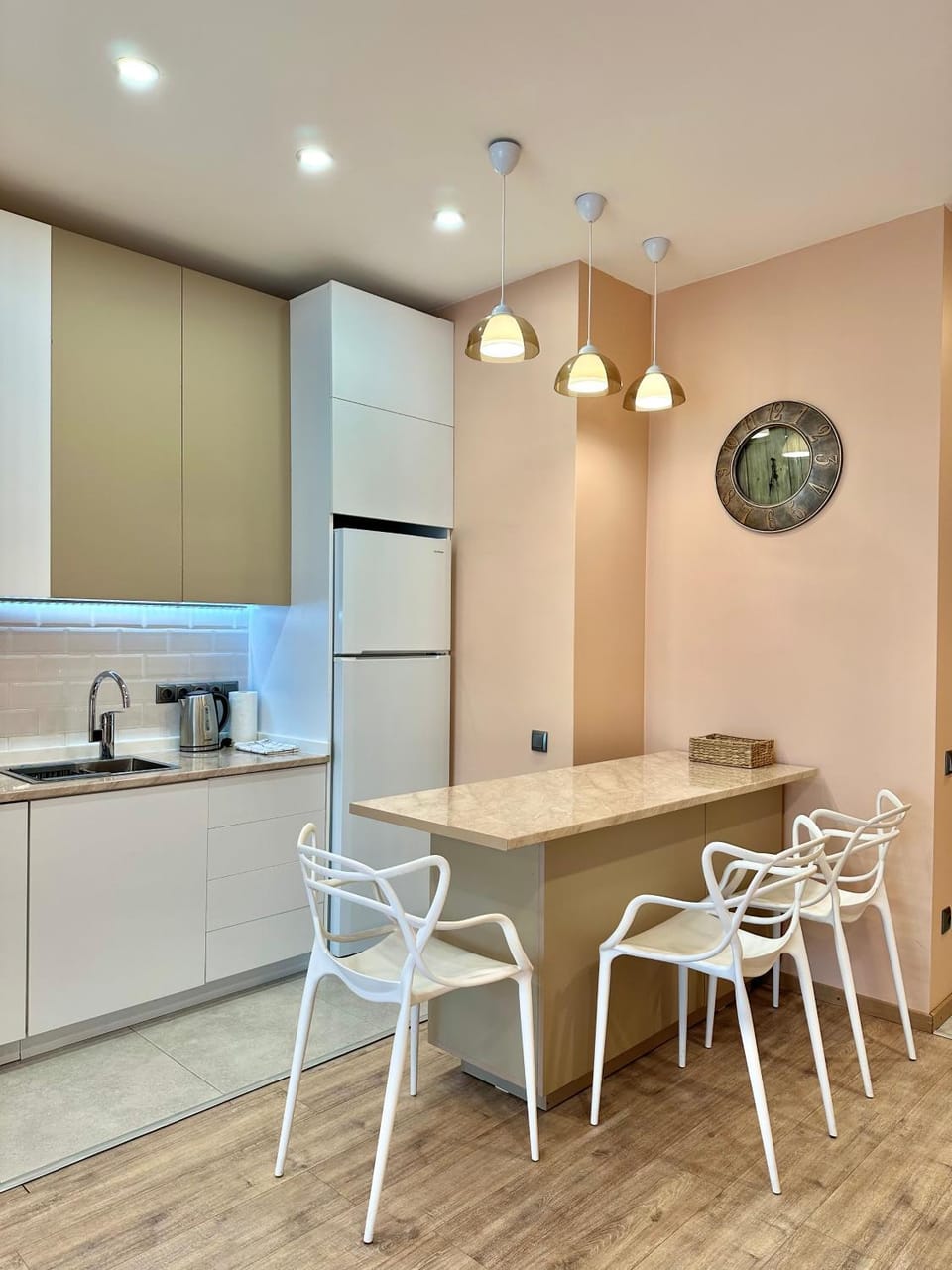 Coffee/tea facilities, Kitchen or kitchenette, Dining area, dishwasher, minibar, oven, stove