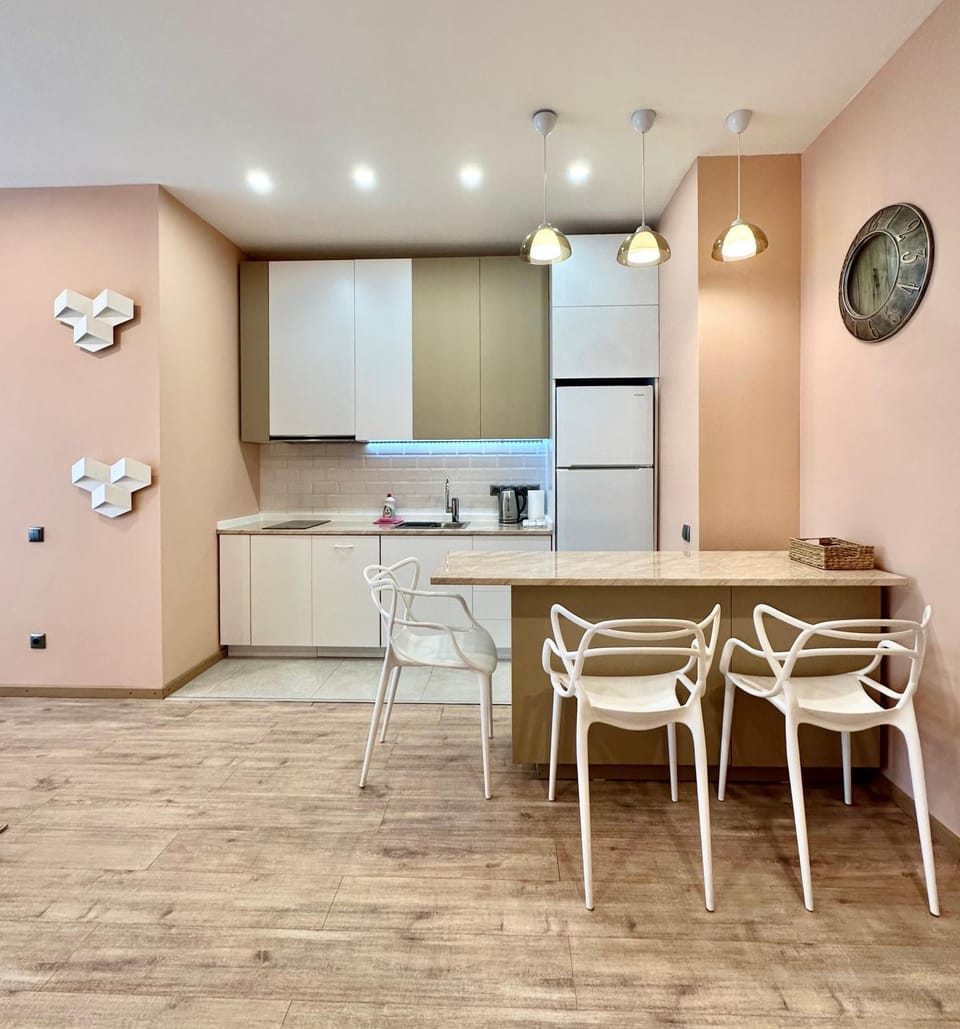 Kitchen or kitchenette, Dining area, dishwasher, minibar, stove