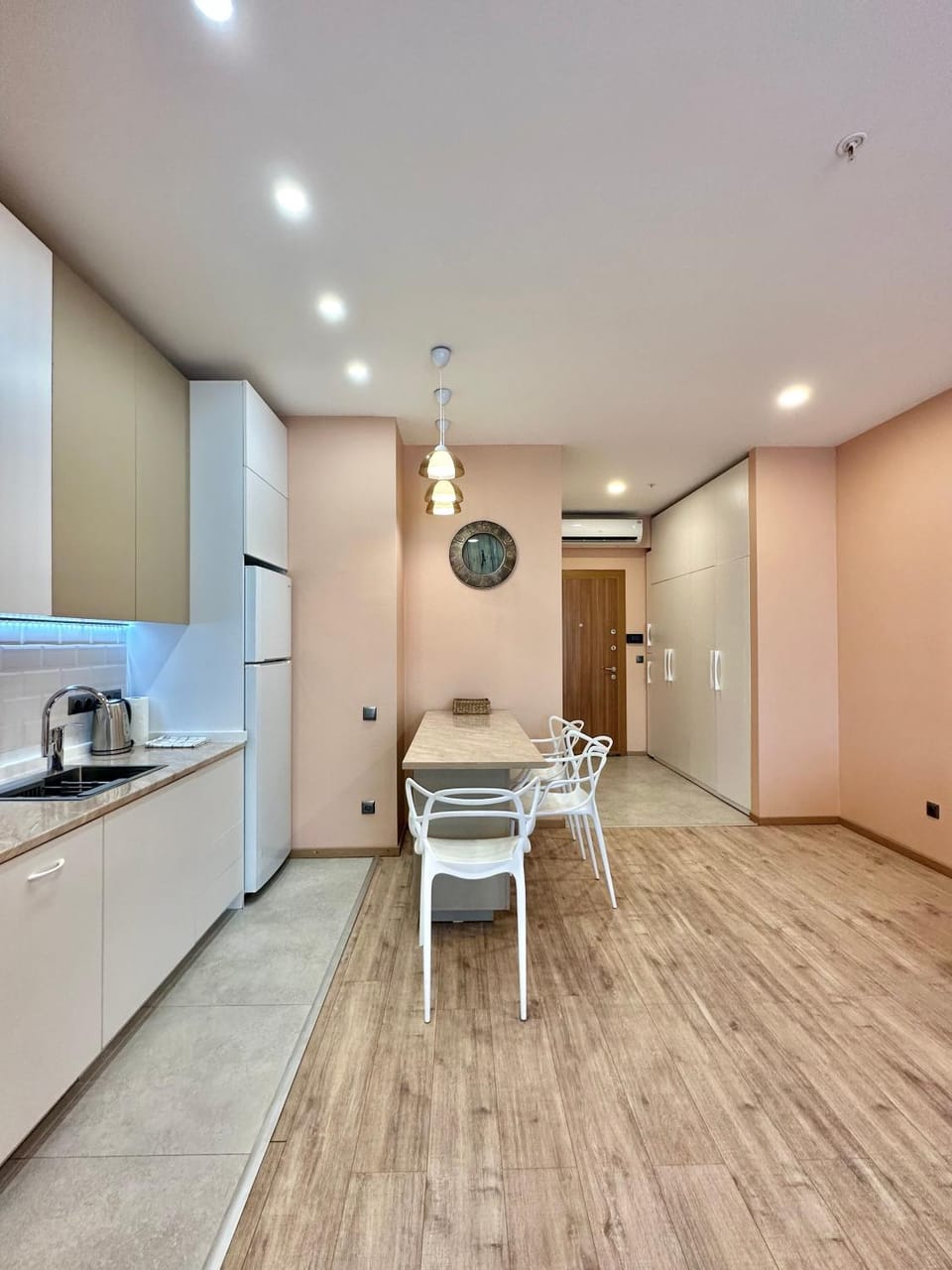 Kitchen or kitchenette, Dining area, dishwasher, minibar