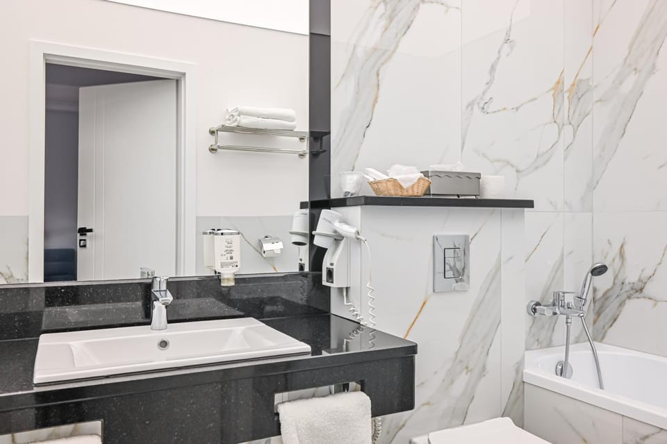 Toilet, Bath, towels