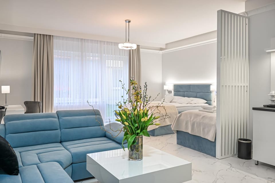 Bed, TV and multimedia, Living room, Photo of the whole room, Seating area, Bedroom