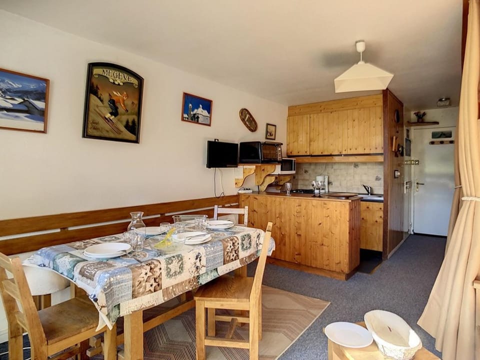 Studio lumineux aux Menuires, skis aux pieds, balcon - FR-1-344-1066 Apartment in Les Allues