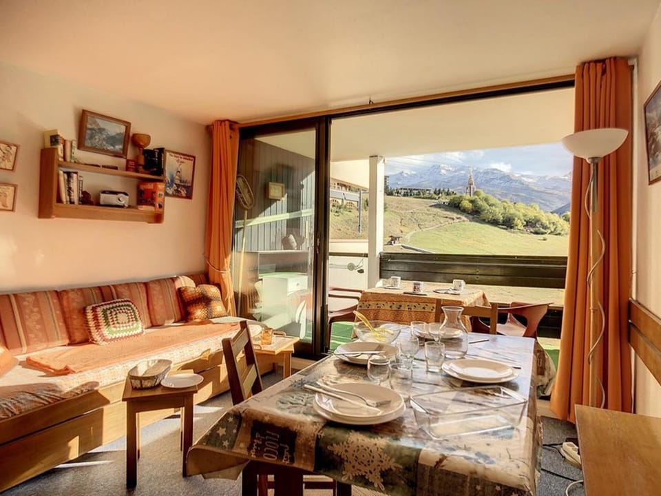 Studio lumineux aux Menuires, skis aux pieds, balcon - FR-1-344-1066 Apartment in Les Allues