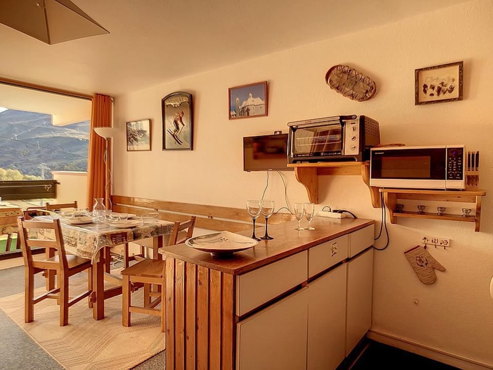 Studio lumineux aux Menuires, skis aux pieds, balcon - FR-1-344-1066 Apartment in Les Allues