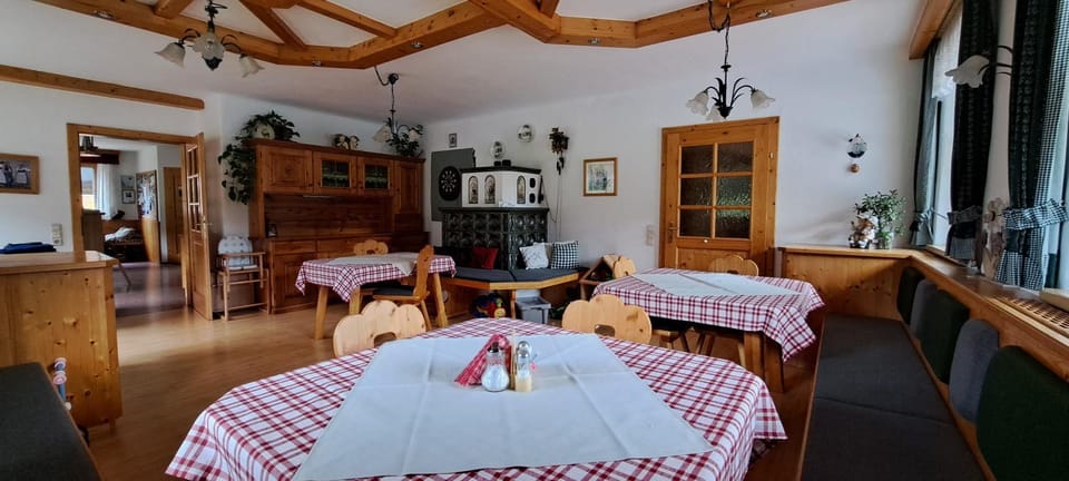 Seating area, Dining area