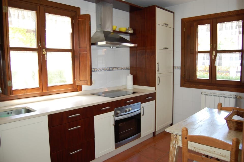 Kitchen or kitchenette, dishwasher, oven