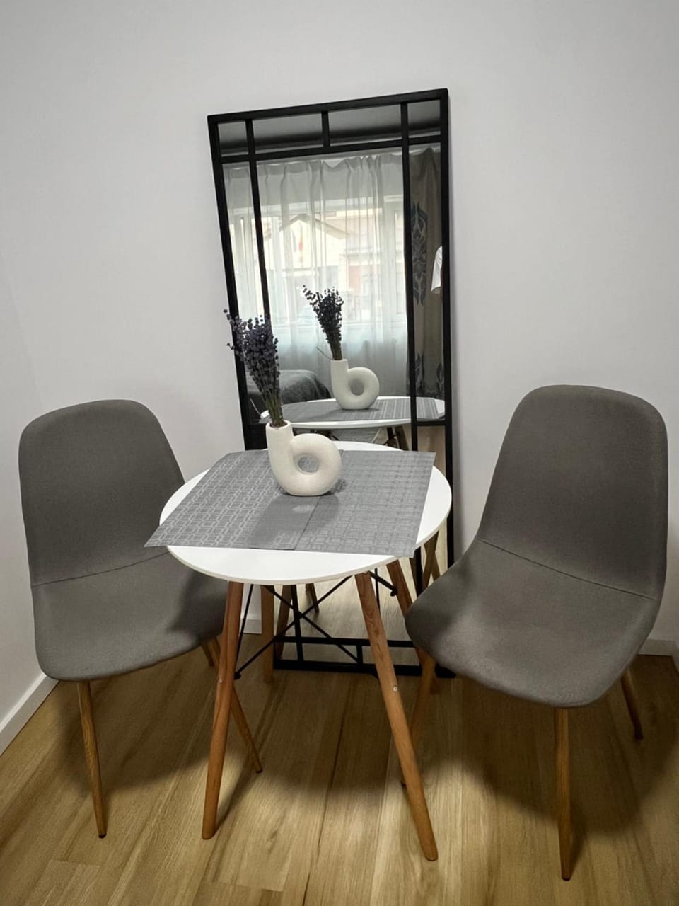 Seating area, Dining area