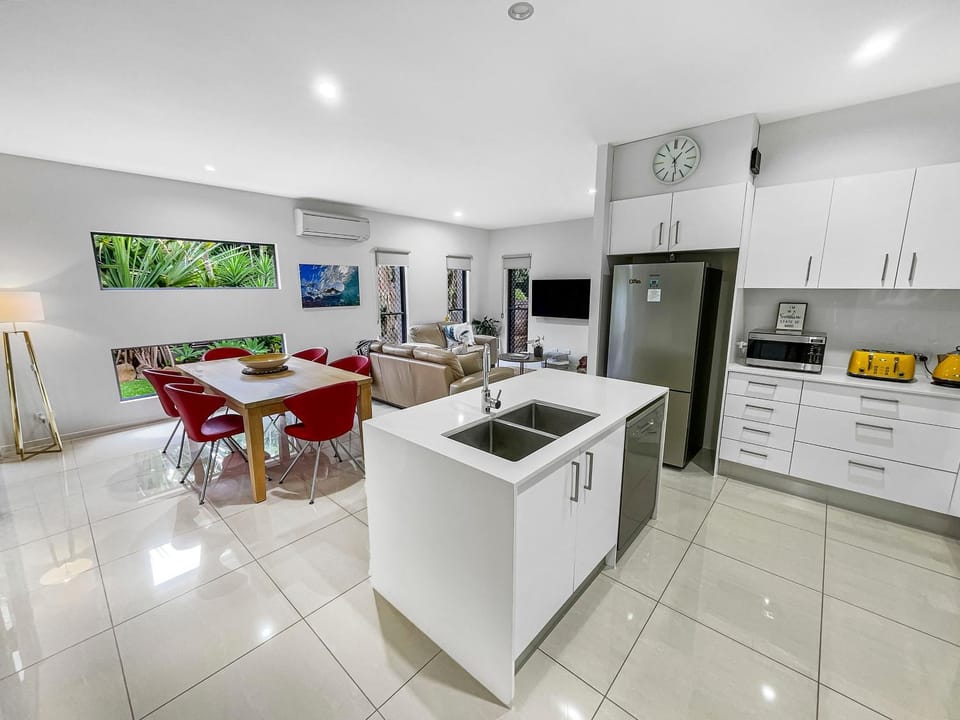 Kitchen or kitchenette, Dining area, dishwasher, minibar, pet friendly, stove, toaster