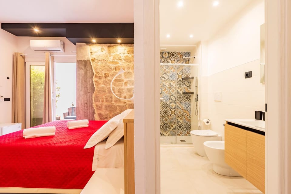 Photo of the whole room, towels
