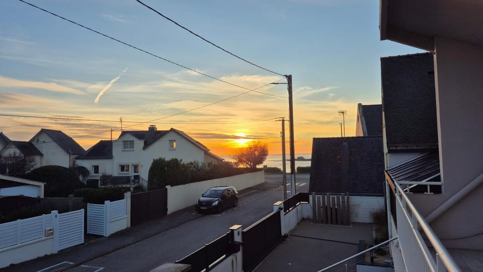 Balcony/Terrace, Sea view, Street view, Sunset