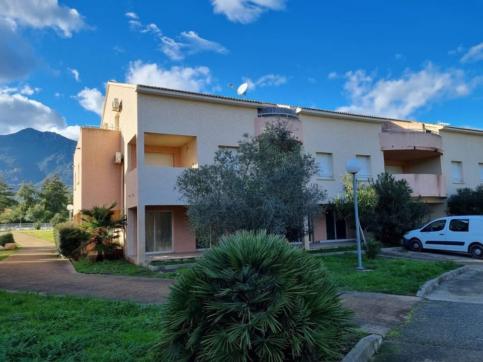 Appartement T2 dans résidence avec piscine Apartment in Corsica