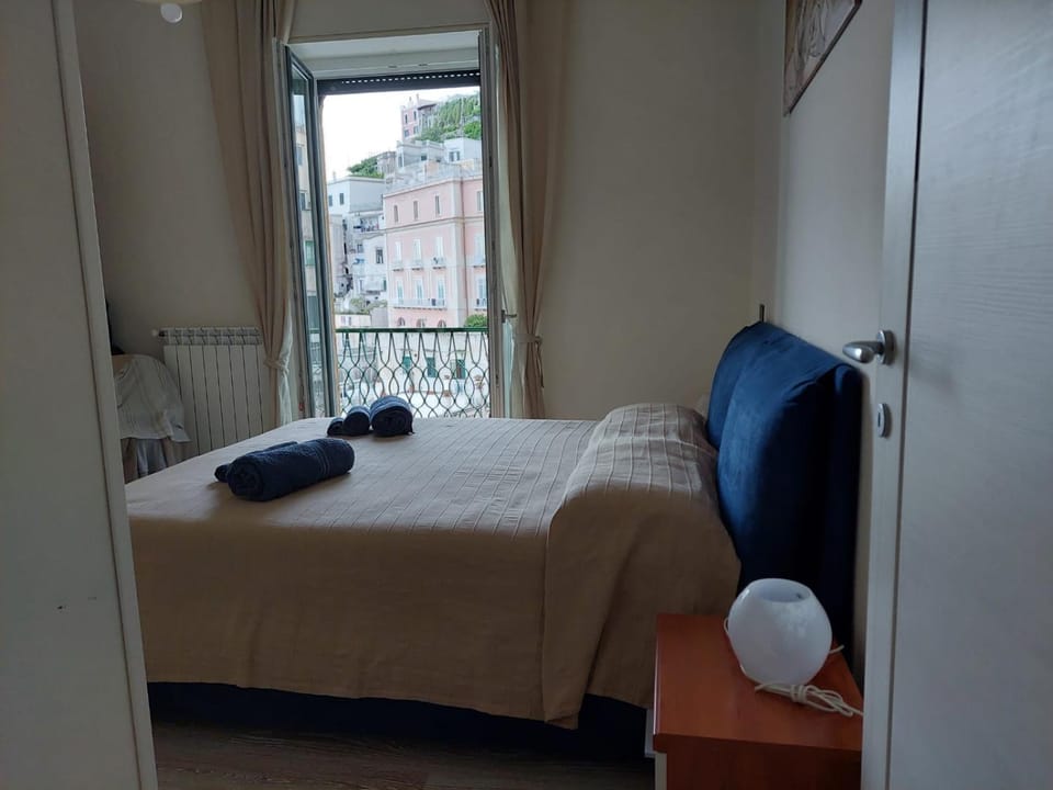 Photo of the whole room, Bedroom, towels