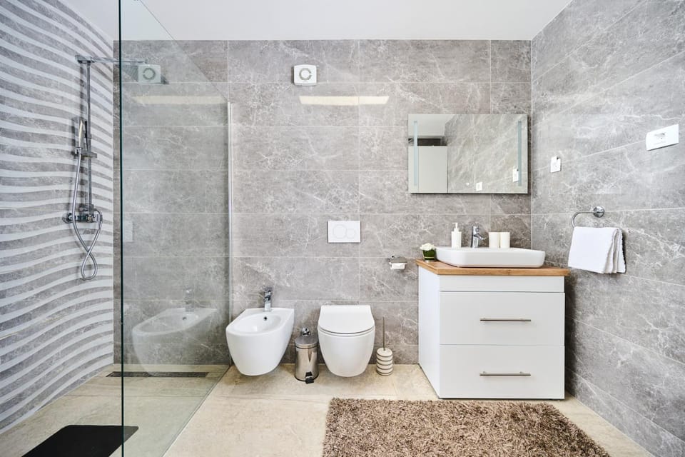 Shower, Toilet, Bathroom, towels