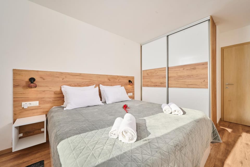Bed, Bedroom, towels, wardrobe