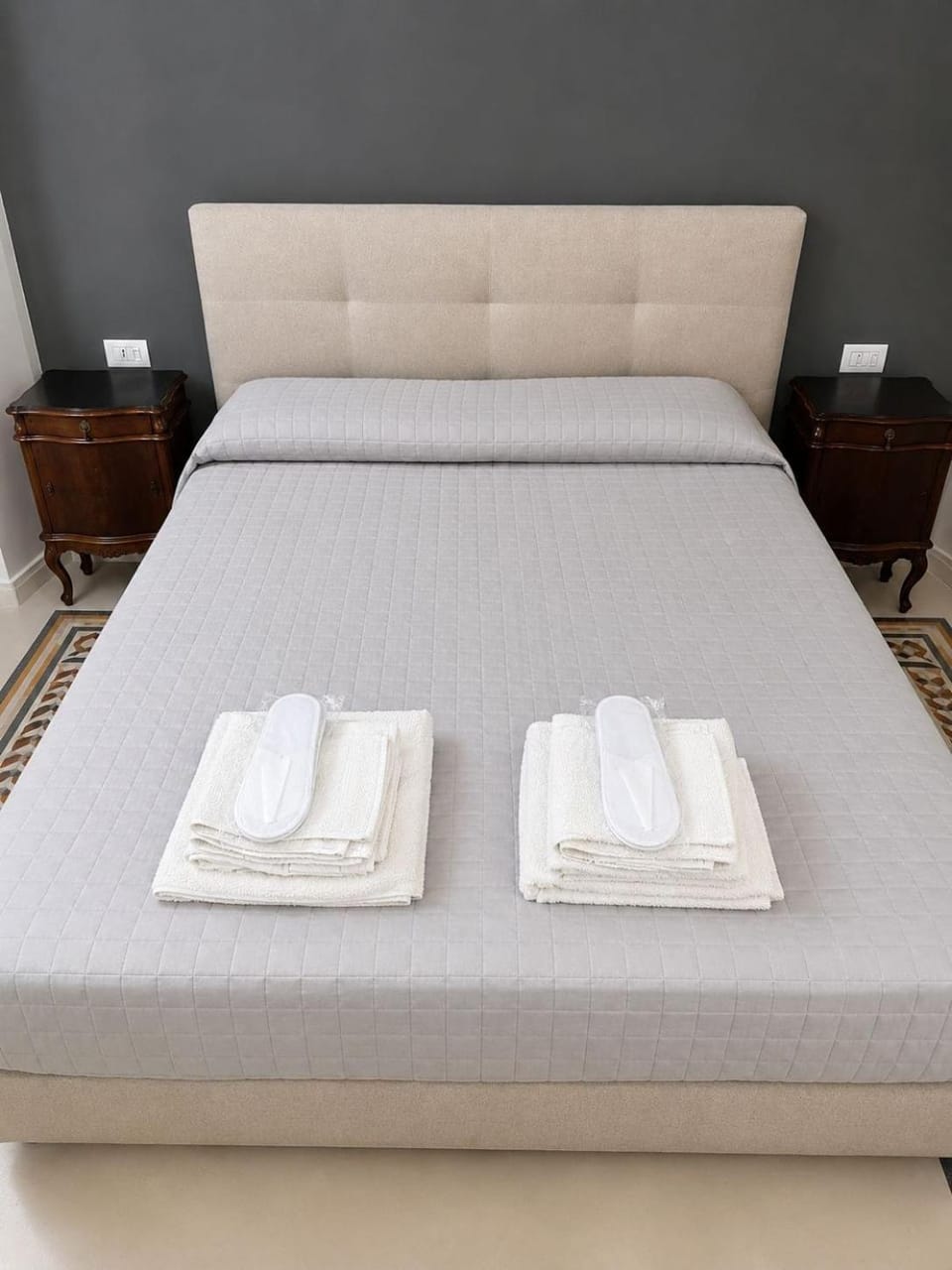 Bed, Bedroom, towels