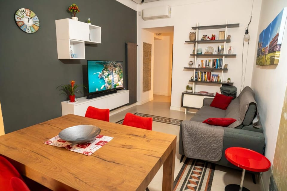 Communal lounge/ TV room, TV and multimedia, Living room, Seating area, Dining area