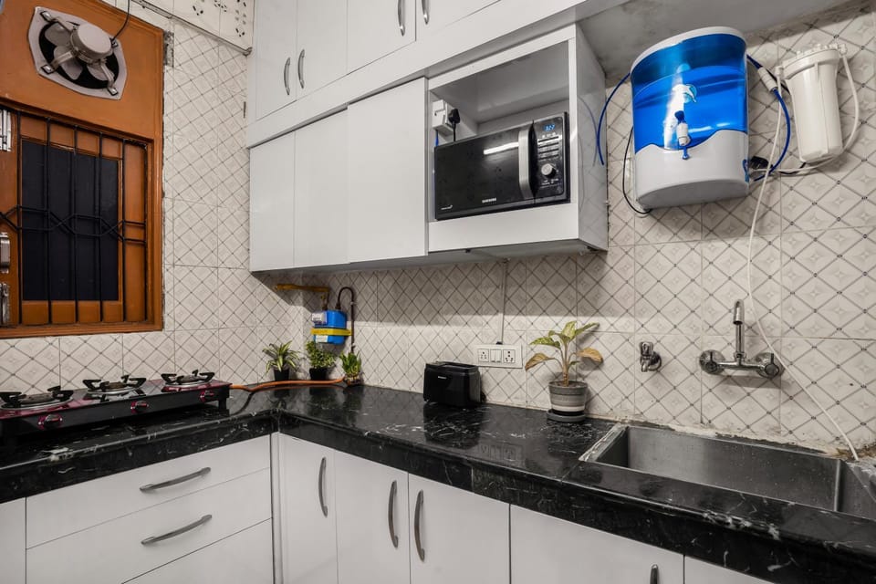 Kitchen or kitchenette, minibar, stove
