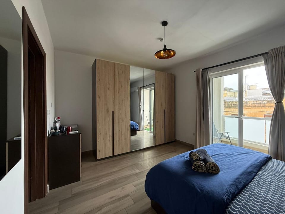 Airport Accommodation Bedroom with Bathroom, balcony, aircondition, self checkIn, 24 hours check-in after 3pm Vacation rental in Malta