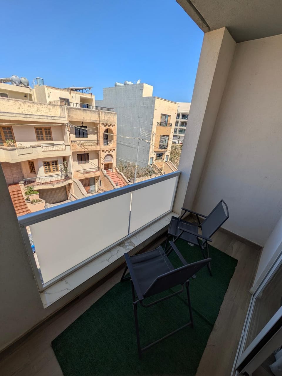 Airport Accommodation Bedroom with Bathroom, balcony, aircondition, self checkIn, 24 hours check-in after 3pm Vacation rental in Malta