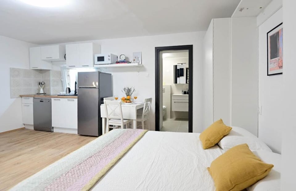 Bed, Kitchen or kitchenette, minibar