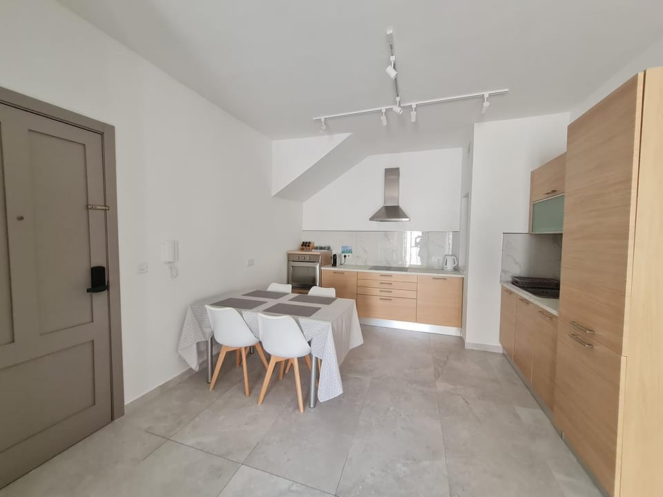 Dining area, kitchen