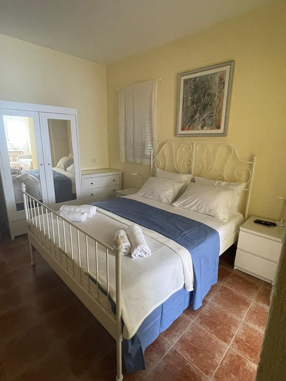Photo of the whole room, Bedroom