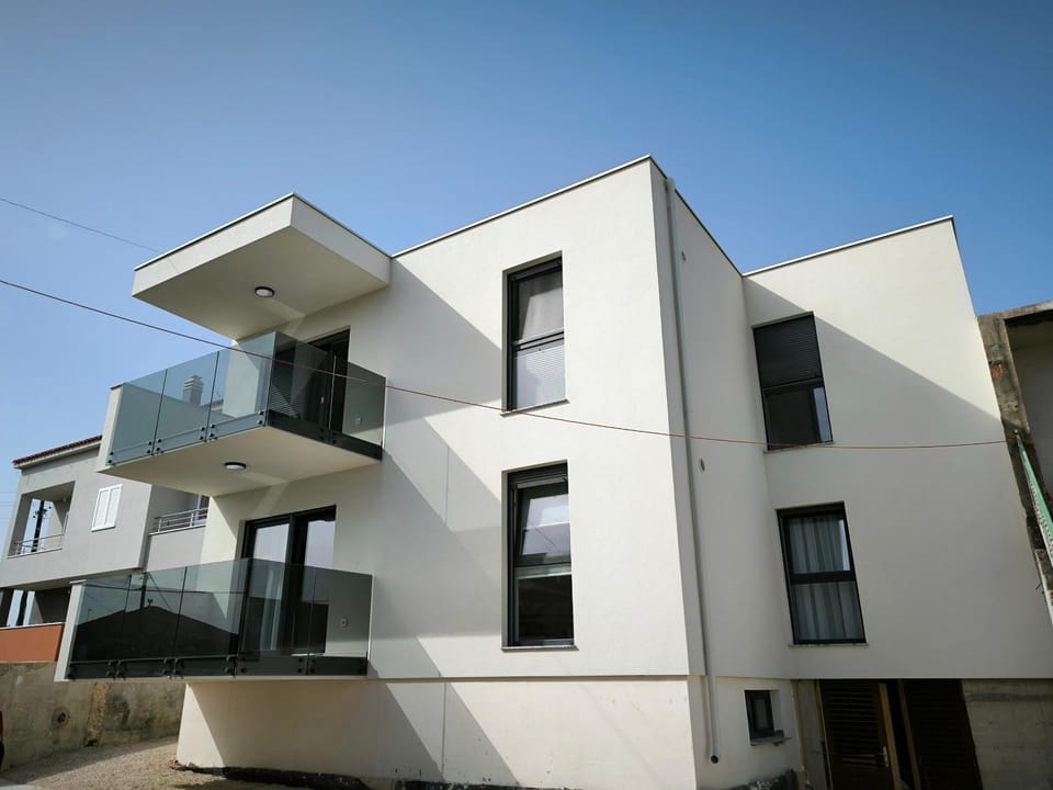 Property building, Day, Neighbourhood, Balcony/Terrace
