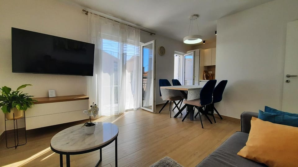 TV and multimedia, Living room, Seating area, Dining area