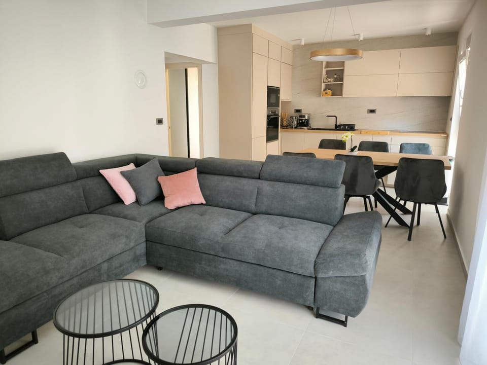 Kitchen or kitchenette, Living room, Seating area, Dining area