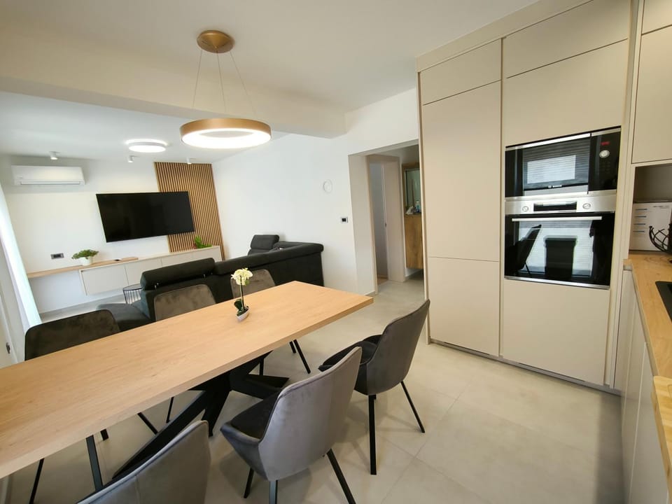 Kitchen or kitchenette, Living room, Seating area, Dining area, dishwasher, microwave, minibar, oven, stove