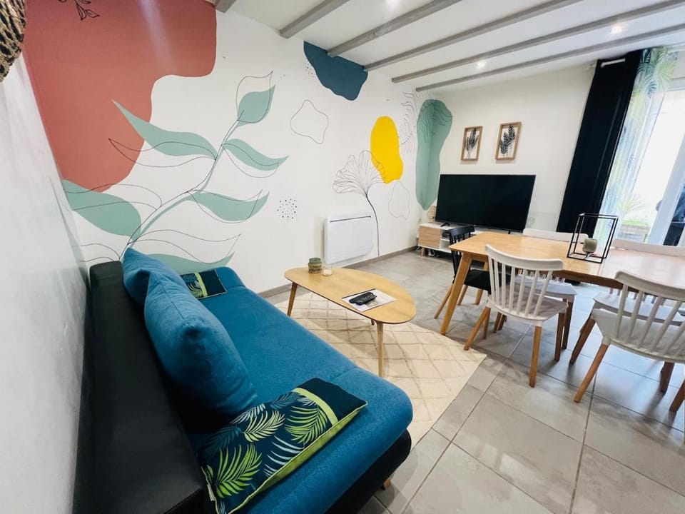 Communal lounge/ TV room, TV and multimedia, Dining area