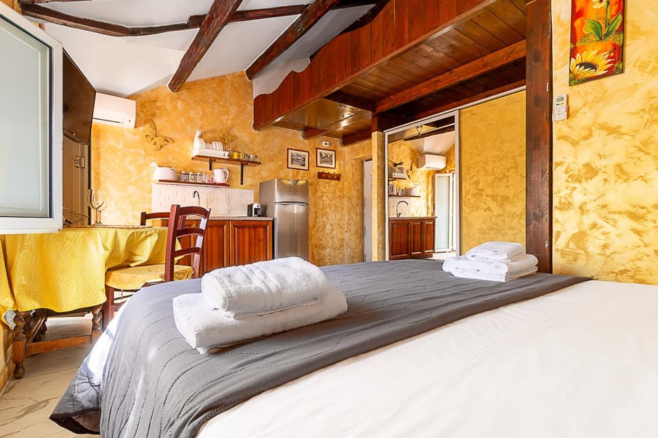 Bed, Kitchen or kitchenette, Photo of the whole room, Bedroom, Breakfast, stove, towels, wardrobe, kitchen