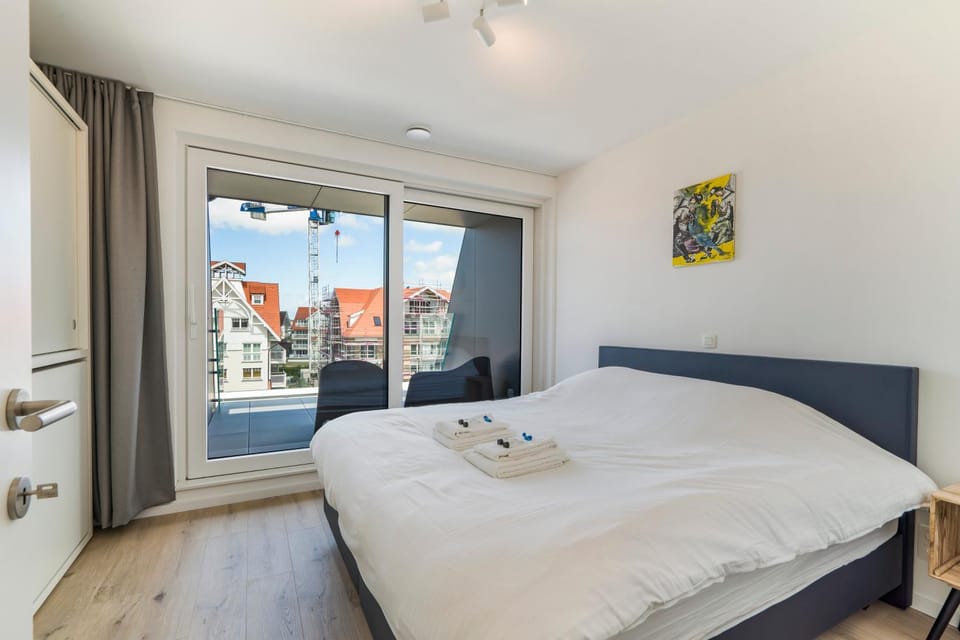 Bed, Balcony/Terrace, Photo of the whole room, Bedroom, Street view